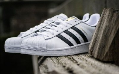 ADIDAS SUPERSTAR: Η ΙΣΤΟΡΙΑ ΤΩΝ ΕΜΒΛΗΜΑΤΙΚΩΝ SNEAKERS